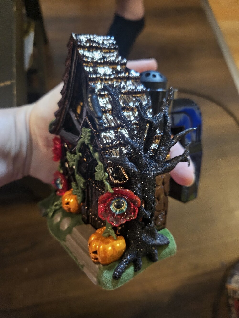 Bath Body Works HALLOWEEN Haunted Witch Cottage Projector Wallflower Plug In - Picture 8 of 12